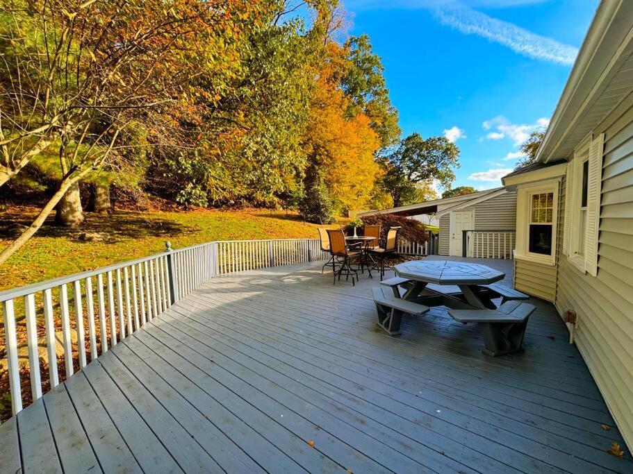 Charming Castle Cottage East Hampton Exterior photo