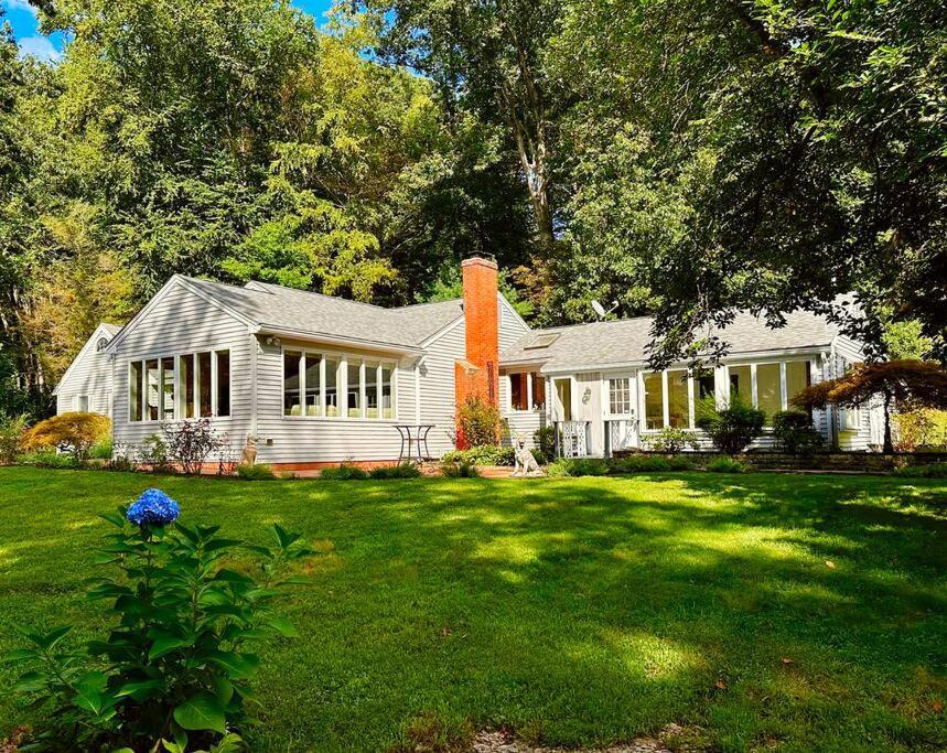 Charming Castle Cottage East Hampton Exterior photo