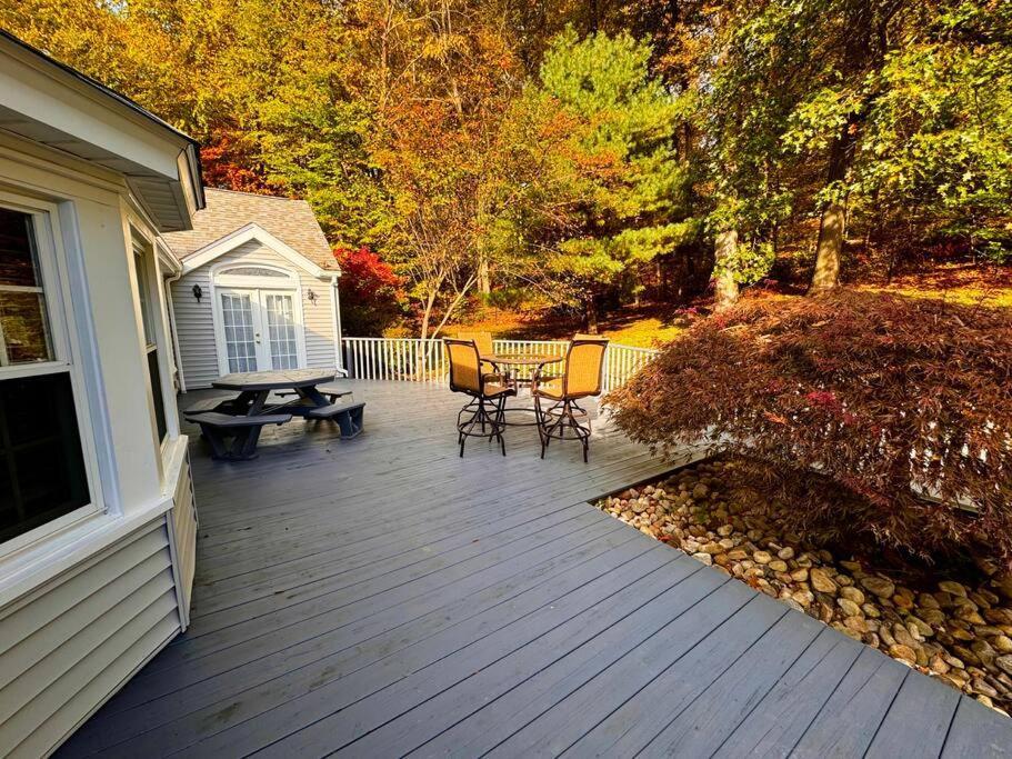 Charming Castle Cottage East Hampton Exterior photo